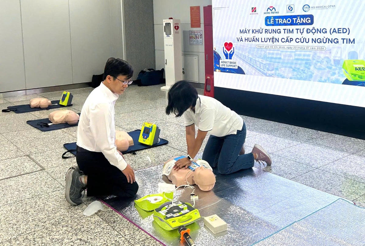 Hướng dẫn cấp cứu ngừng tim cộng đồng. Ảnh: M.T