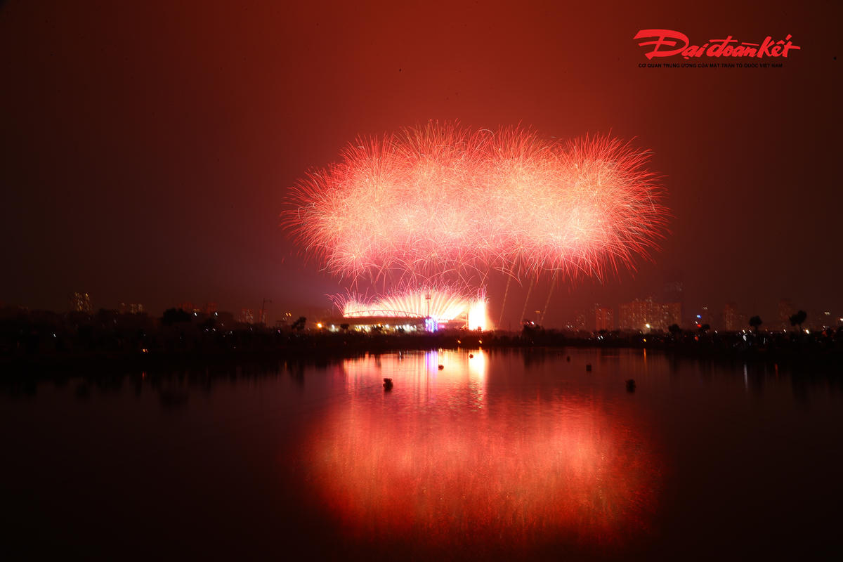 Theo ghi nhận, màn trình diễn pháo hoa được các chuyên gia dàn dựng công phu, bảo đảm sự phối hợp chặt chẽ, đồng bộ giữa ánh sáng, màu sắc và thanh âm, tạo nên “bữa tiệc” nghệ thuật đặc sắc trên bầu trời Thủ đô. Đây cũng là dịp để người dân Hà Nội và du khách được chiêm ngưỡng nhiều chủng loại pháo hoa lần đầu tiên xuất hiện tại Việt Nam.
