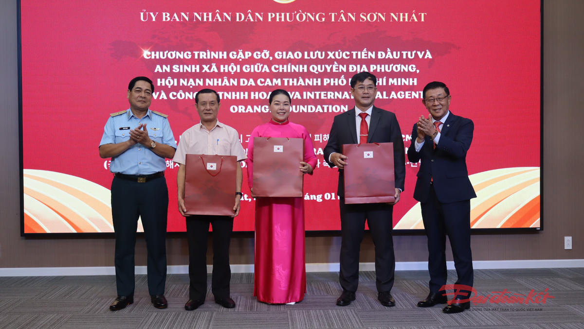 Uỷ ban MTTQ Việt Nam các phường Tân Bình, Tân Sơn và Tân Sơn Nhất (TP Hồ Chí Minh) nhận hỗ trợ trong công tác chăm lo đối tượng chính sách từ chương trình. Ảnh: Hồng Phúc.