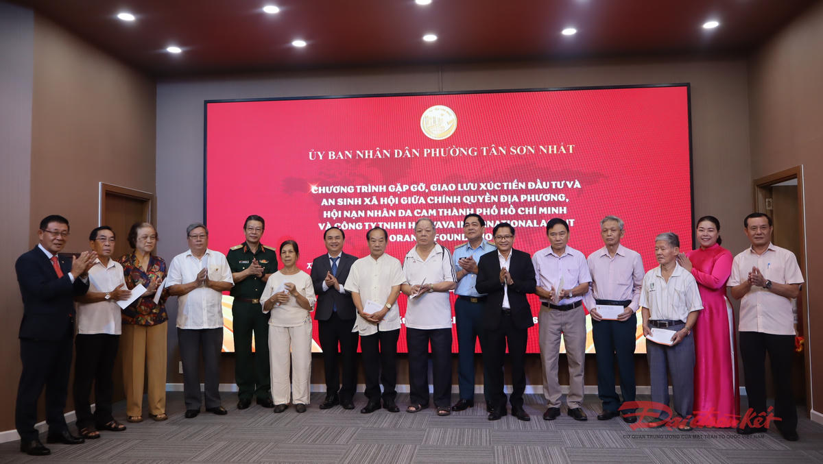 Ban Tổ chức tặng quà cho đại diện nạn nhân chất độc da cam/dioxin trên địa bàn. Ảnh: Hồng Phúc.