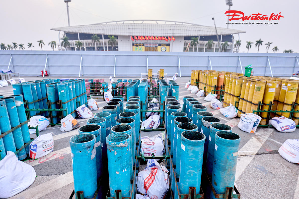 Theo ghi nhận của PV Báo Đại đoàn kết, gần 10.000 đơn vị pháo hoa đã được bố trí đồng bộ cùng hệ thống kỹ thuật hiện đại tại khu vực phía trước sân vận động quốc gia Mỹ Đình. Đây là màn trình diễn pháo hoa nghệ thuật tầm cao lớn nhất từ trước đến nay của Thủ đô, hứa hẹn tạo nên điểm nhấn ấn tượng, rực rỡ trên bầu trời Hà Nội trong đêm 23/1.