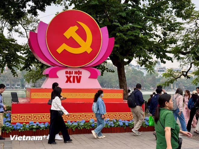 Không gian bên bờ Hồ Hoàn Kiếm, Hà Nội ngày 19/1/2026. (Ảnh: Thái Hà/Vietnam+).