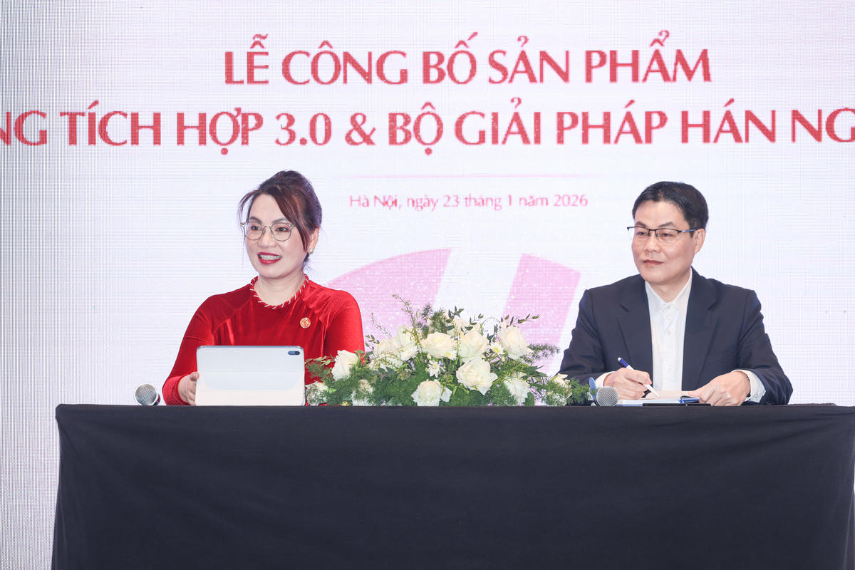 TS Trần Thị Thanh Mai và cộng sự tại lễ ra mắt sản phẩm tiếng Trung tích hợp 3.0