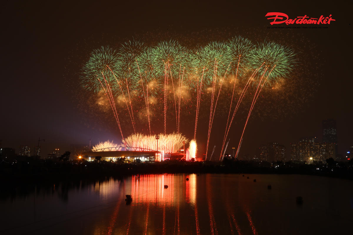 Màn bắn pháo hoa trên nằm trong khuôn khổ chương trình nghệ thuật đặc biệt "Dưới lá cờ vẻ vang của Đảng" do Thành ủy Hà Nội chủ trì thực hiện, UBND TP Hà Nội phối hợp cùng Đài Truyền hình Việt Nam (VTV) tổ chức theo hình thức xã hội hóa. Tập đoàn Sun Group tham gia đồng hành tổ chức và tài trợ.. 