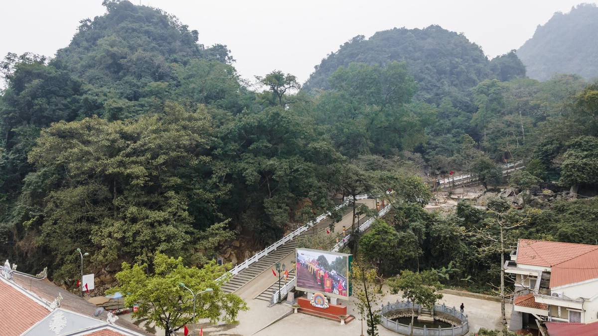 Lễ hội truyền thống du lịch Chùa Hương năm 2026 diễn ra từ ngày 18/2 - 11/5 (tức từ mùng 2 tháng Giêng đến ngày 25/3 năm Bính Ngọ), với lễ khai hội tổ chức ngày 22/2 (mùng 6 tháng Giêng).