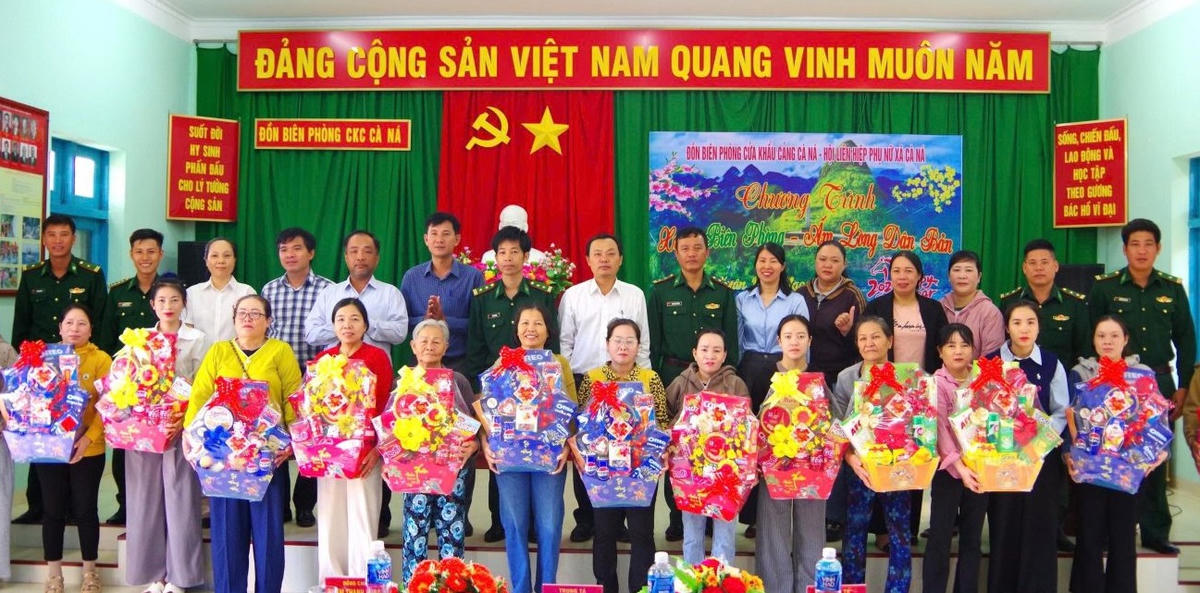 UBND xã Cà Ná và Đồn Biên phòng Cửa khẩu cảng Cà Ná trao quà cho người dân tại buổi lễ. (ảnh CTV)

