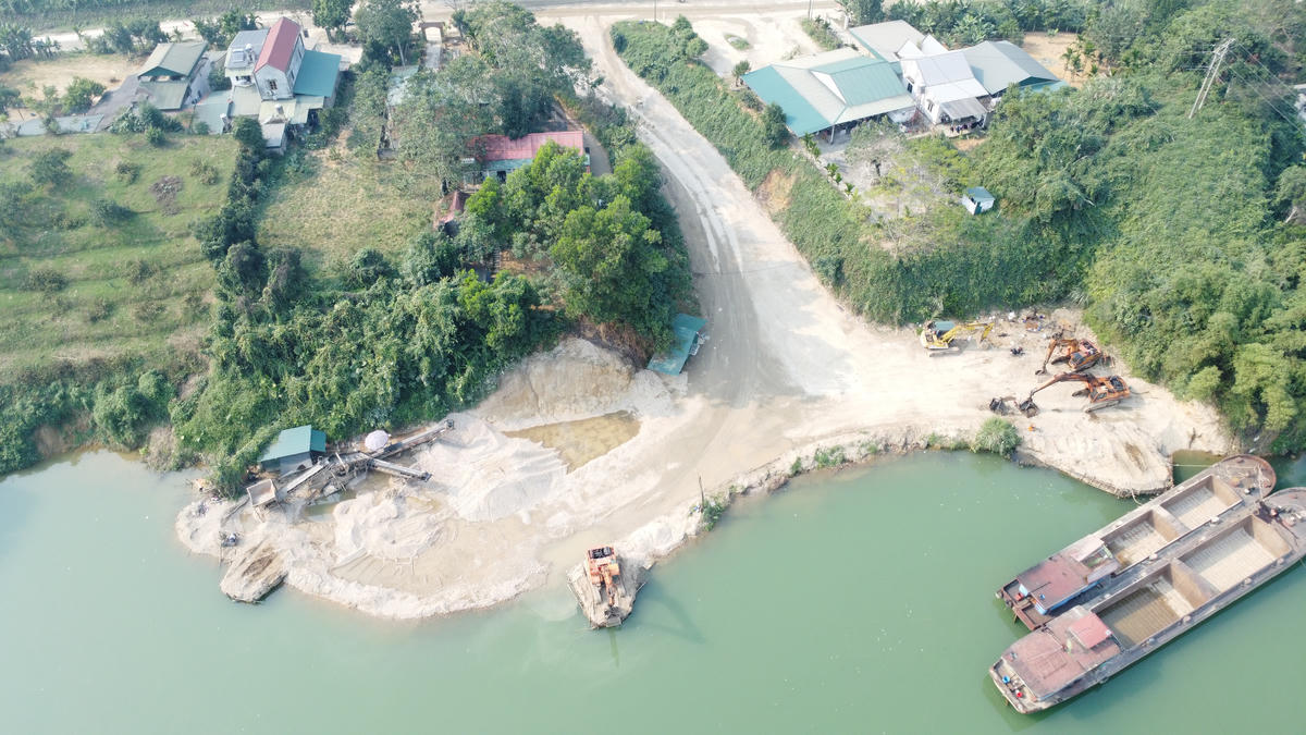 Một bãi tập kết cát sỏi sát cầu Tứ Quận, Yên Sơn, Tuyên Quang. Ảnh: Đ.S