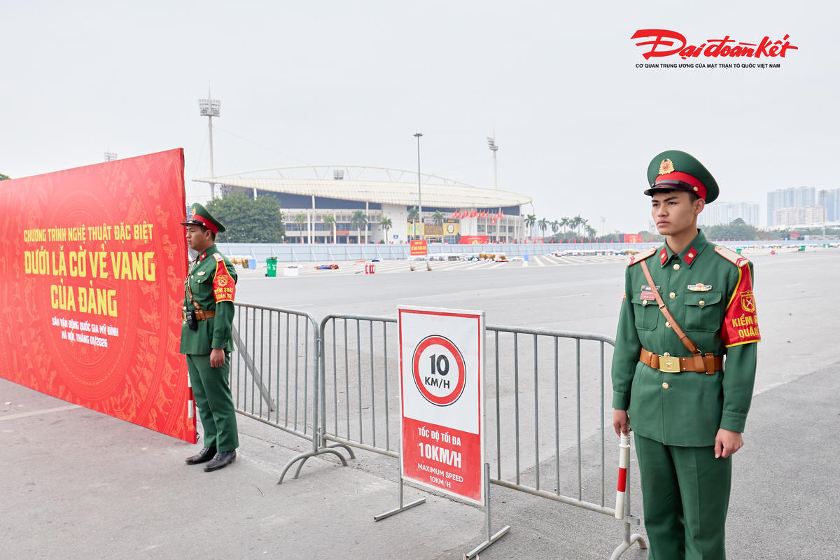 Lực lượng an ninh được bố trí túc trực 24/24 tại khu vực trận địa pháo hoa, triển khai nhiều vòng bảo vệ, kiểm soát chặt chẽ người và phương tiện ra vào, bảo đảm an toàn tuyệt đối trong suốt quá trình thi công, sơ duyệt, tổng duyệt và đêm biểu diễn chính thức.