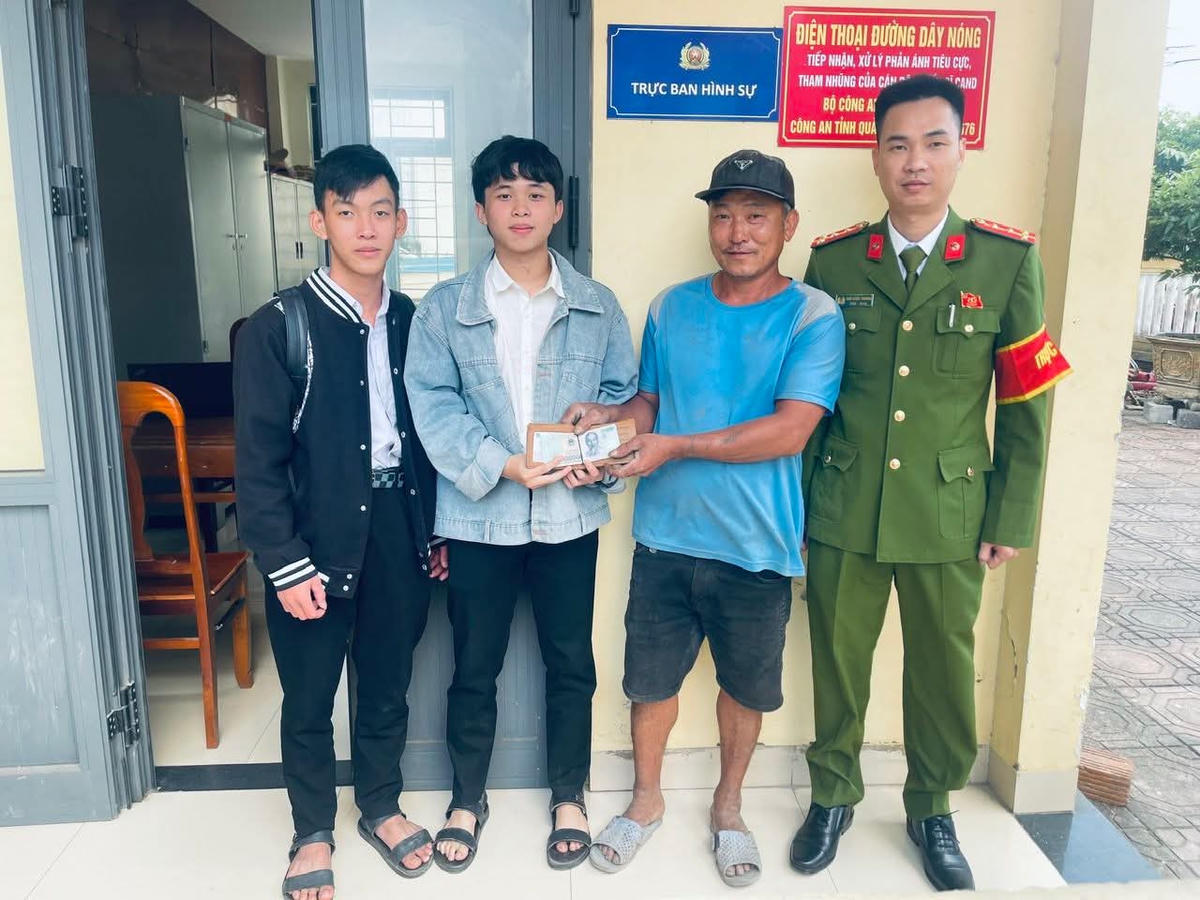 Quảng Trị: 2 nam sinh nhờ Công an tìm, trả chiếc ví cho người làm rơi