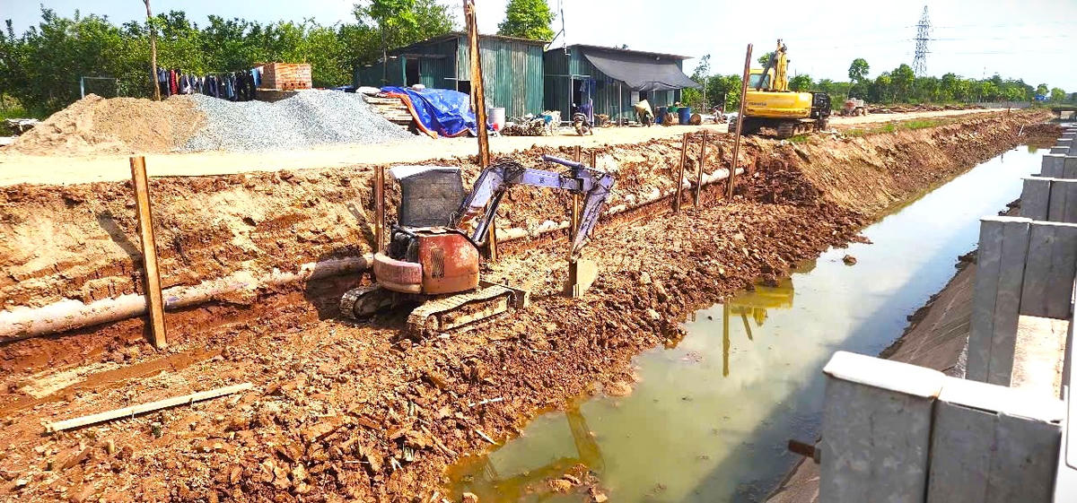 UBND xã Ứng Thiên cải tạo hệ thống thoát nước xuyên tuyến trước khi thảm nhựa mặt đường Quốc lộ 21B. ẢNH: G.B.