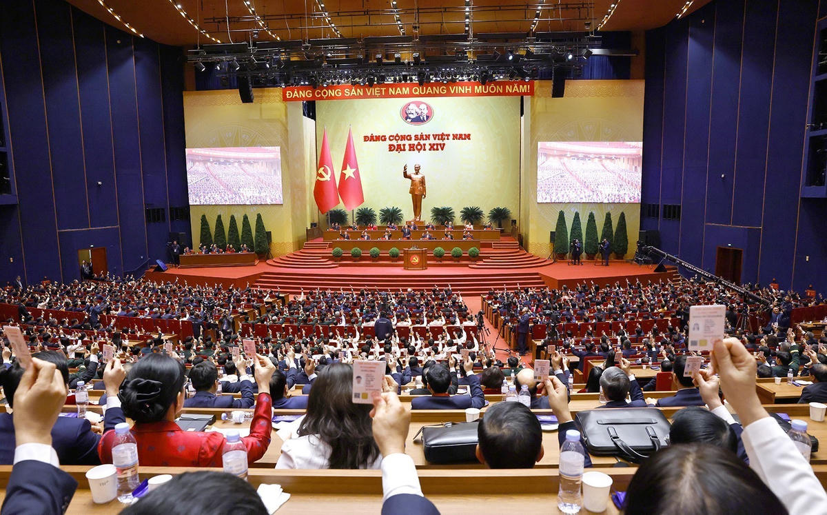 Đại hội biểu quyết thông qua danh sách bầu cử BCH Trung ương Đảng khóa XIV. Ảnh: TTXVN