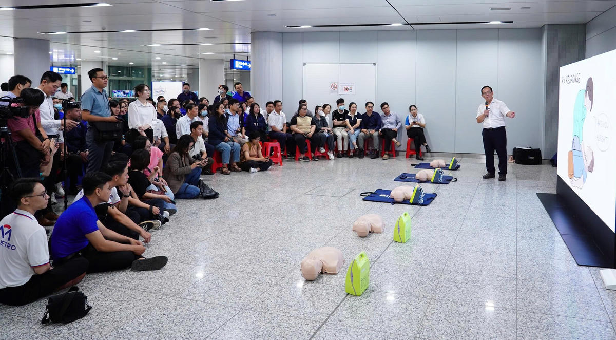 Chương trình tập huấn cấp cứu ngưng tim thu hút nhiều người quan tâm. Ảnh: M.T