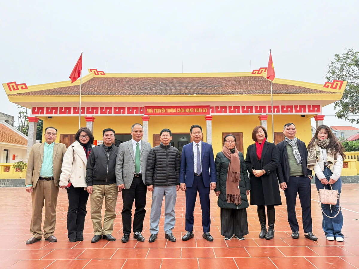 Đoàn công tác của&nbsp; Báo Đại đoàn kết thăm&nbsp;Nhà truyền thống cách mạng Xuân Kỳ, Hà Nội.