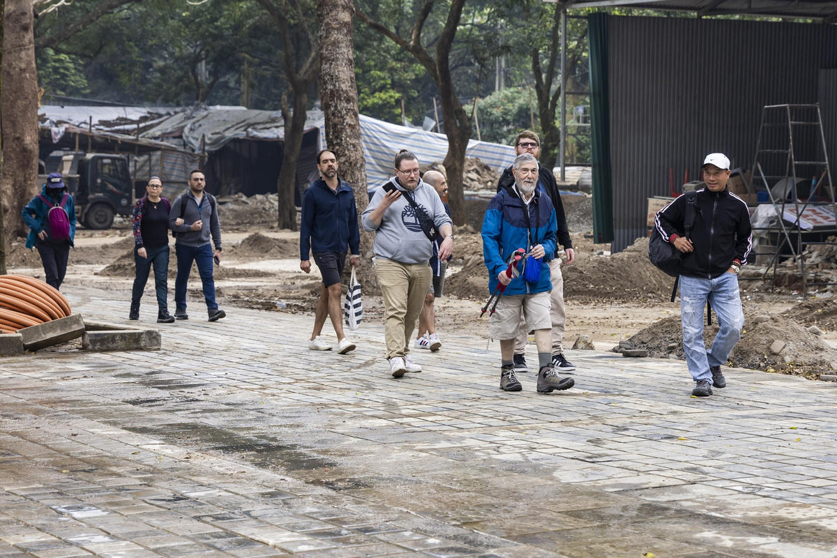 Du khách nước ngoài tham quan, trải nghiệm không gian văn hóa – tâm linh tại khu di tích danh thắng Chùa Hương (Hà Nội) Ảnh: Quang Vinh. 