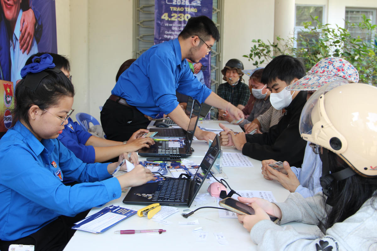 Có khá đông người lao động nghèo đến làm thủ tục và nhận vé về quê đón Tết. Ảnh: Q.Đ.