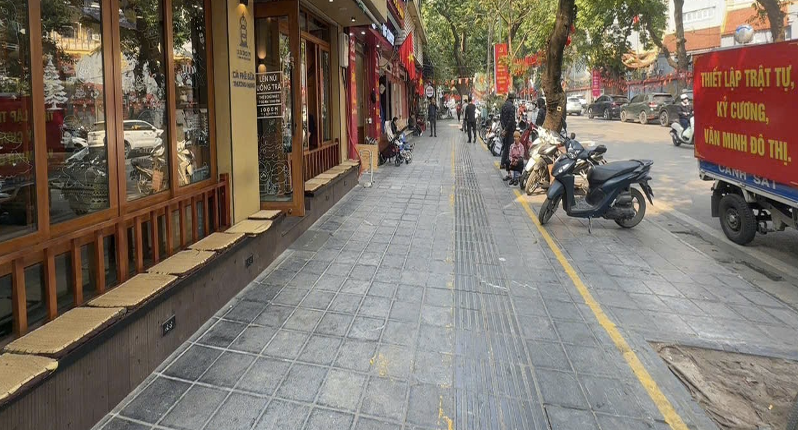Không còn tình trạng vi phạm sử dụng trái phép vỉa hè để kinh doanh dịch vụ ăn, uống trên phố Lê Đại Hành, phường Hai Bà Trưng.