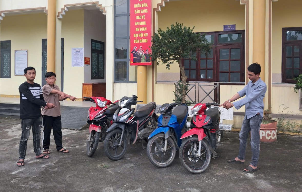 Các đối tượng cùng tang vật của vụ án. Ảnh: CV.