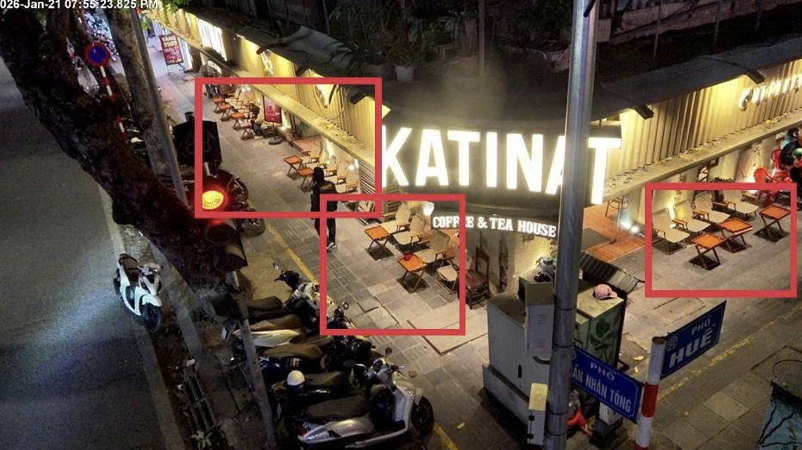 Vi phạm sử dụng trái phép vỉa hè để kinh doanh dịch vụ ăn uống tại trước cửa số 98 Phố Huế, phường Hai Bà Trưng.