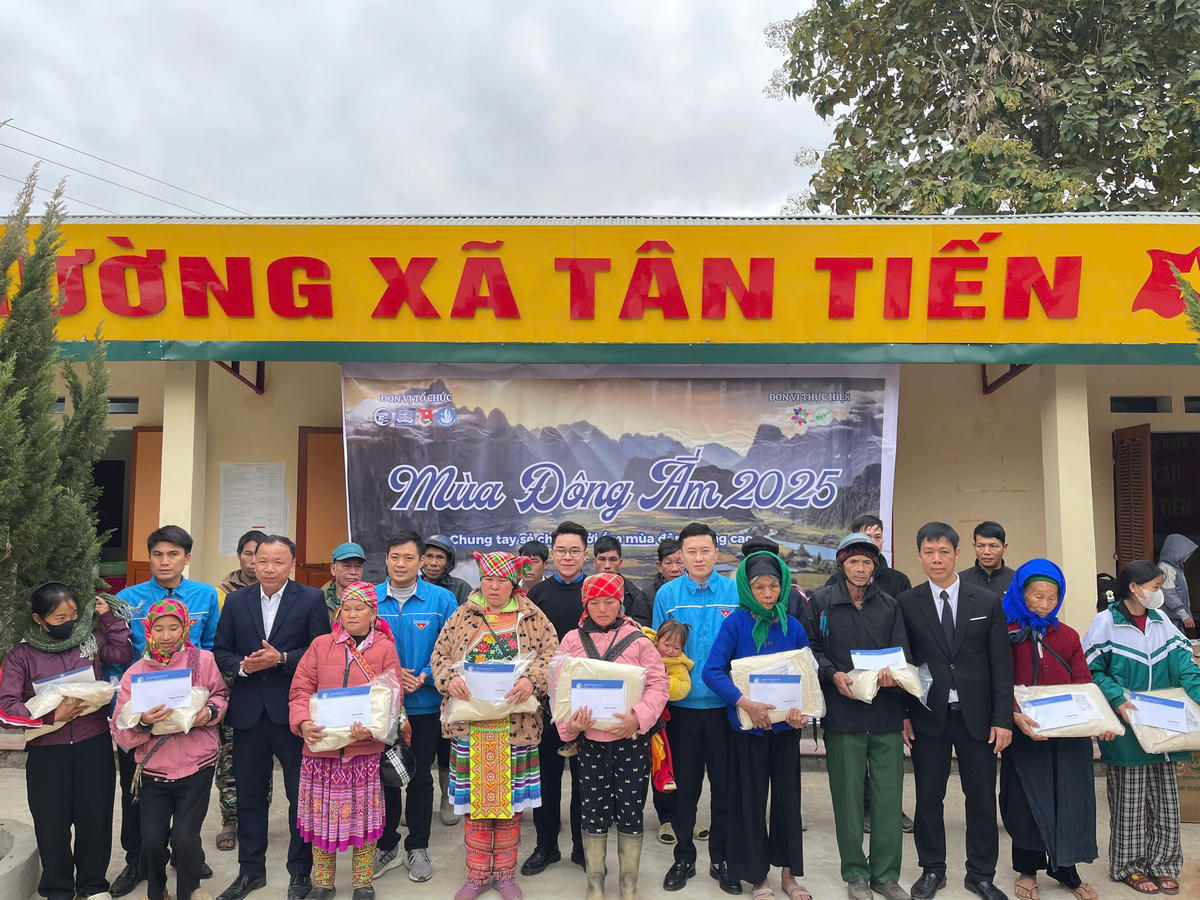 Người dân có hoàn cảnh khó khăn ấm áp hơn từ những phần quà ý nghĩa, thiết thực của Chương trình trao tặng. Ảnh: X.T