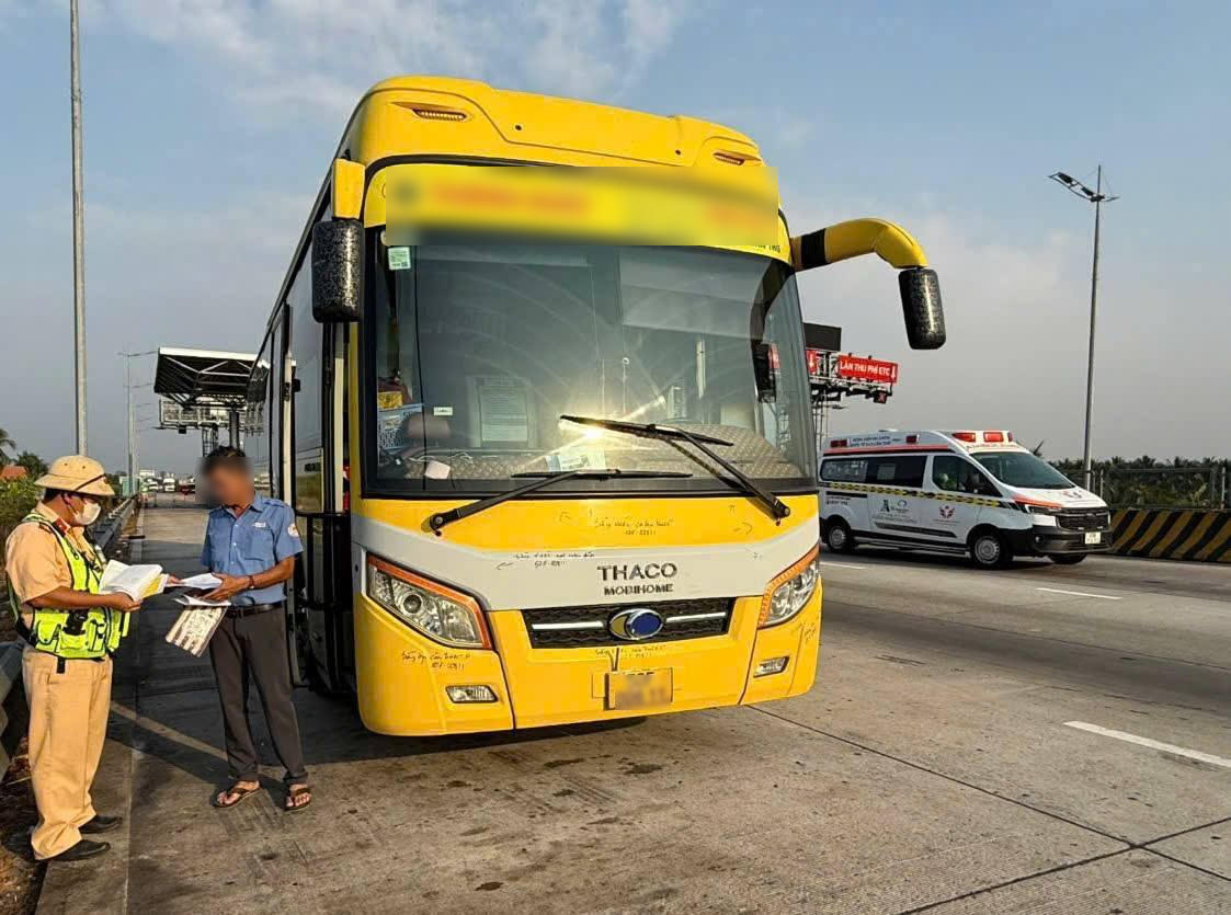 Lực lượng CSGT đang tiến hành kiểm tra một tài xế xe khách đi sai làn đường trên cao tốc TP Hồ Chí Minh – Trung Lương. Ảnh: CACC.