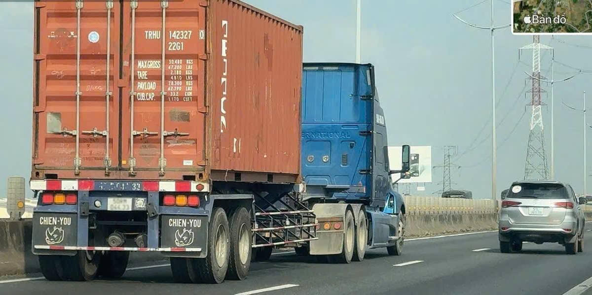 Một xe đầu kéo đi sai làn đường trên cao tốc TP Hồ Chí Minh – Trung Lương bị xử phạt. Ảnh: CACC.