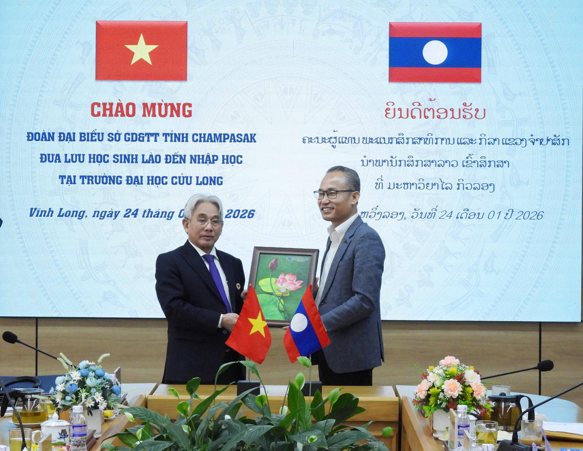 Nhà giáo ưu tú, Phó Giáo sư, Tiến sĩ Lương Minh Cừ – Bí thư Đảng ủy, Hiệu trưởng Trường Đại học Cửu Long tặng quà lưu niệm cho lãnh đạo Sở Giáo dục và Thể thao tỉnh Champasak. Ảnh NVD