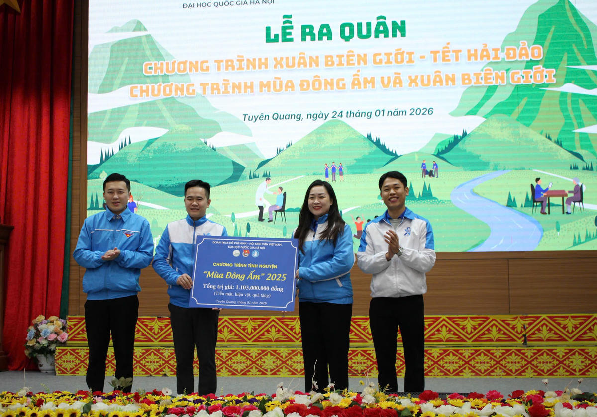 Đoàn Thanh niên, Hội Sinh viên Đại học Quốc gia Hà Nội trao tặng&nbsp;1,1 tỷ đồng tại Chương trình. Ảnh: X.T