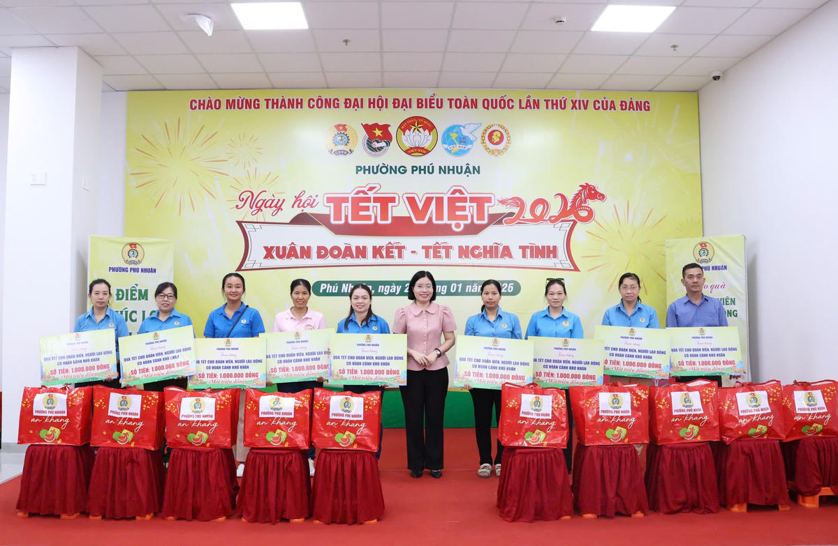 Bà Trần Thị Mai Lý - Phó Bí thư Thường trực Đảng ủy phường Phú Nhuận trao quà Tết cho các đoàn viên có hoàn cảnh khó khăn. Ảnh: Q.Đ.