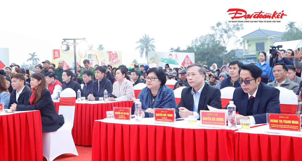 Các đại biểu tham dự chương trình&nbsp;“Chung vị tết Việt, gắn kết muôn miền” nhân dịp Tết Nguyên đán Bính Ngọ 2026 tại xã Kim Bảng, tỉnh Nghệ An. Ảnh: ĐB