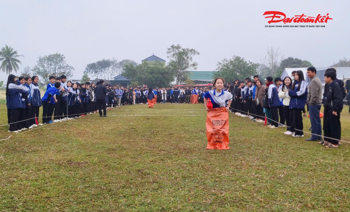 Trong khuôn khổ “Chung vị tết Việt, gắn kết muôn miền” còn diễn ra hoạt động dân gian, thi gói bánh chưng, trang trí mâm cỗ...Ảnh: ĐB