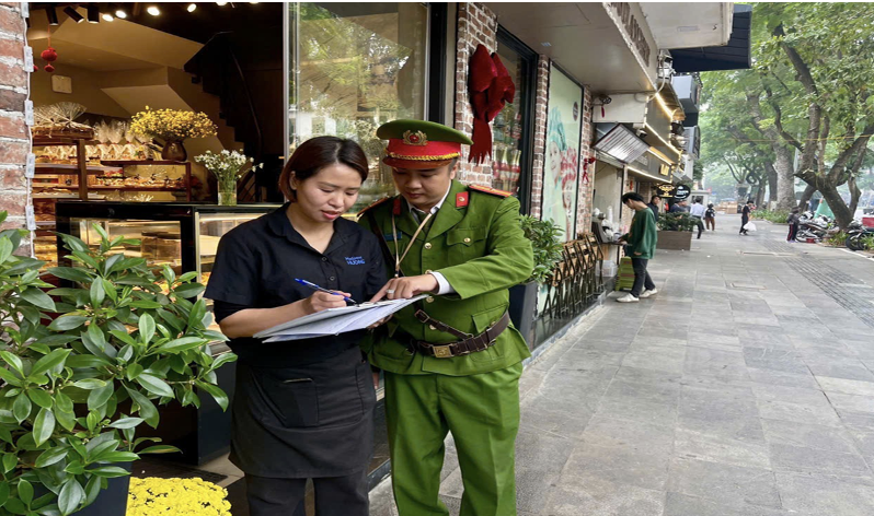 Cảnh sát Trật tự Công an phường Cửa Nam tuyên truyền trực tiếp đến cơ sở kinh doanh nội dung Xử phạt vi phạm bằng hình ảnh “phạt nguội” của CATP.