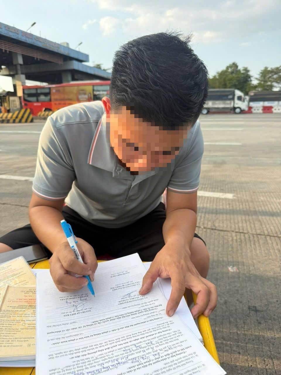Tiến hành lập biên bản xử phạt. Ảnh: CACC.