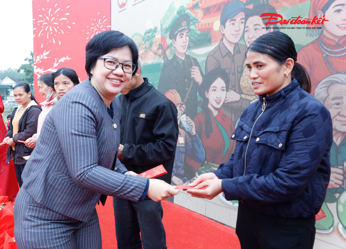 Bà Nguyễn Thị Thu Vân - Phó Trưởng ban Công tác xã hội Ủy ban Trung ương MTTQ Việt Nam trao quà cho người dân. Ảnh: ĐB