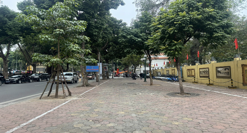 Không còn tình trạng ô tô đỗ sai quy định trên vỉa hè phố Phan Đình Phùng, phường Ba Đình.