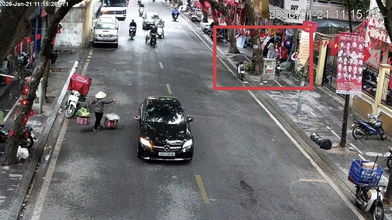 Vi phạm sử dụng trái phép vỉa hè để bày, bán hàng hóa tại khu vực trước số nhà 6 và 6A Trịnh Hoài Đức, phường Ô Chợ Dừa.