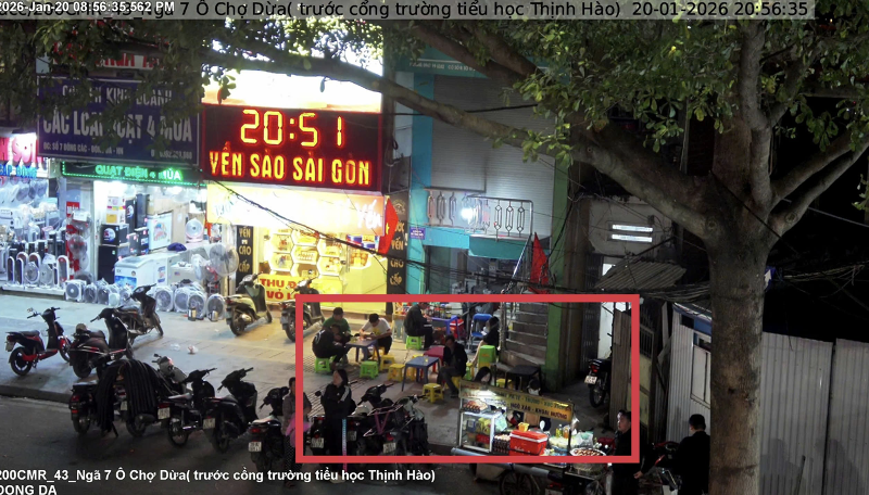 Vi phạm sử dụng trái phép vỉa hè để kinh doanh dịch vụ ăn uống tại khu vực trước cửa số 7,9 Ô Chợ Dừa, phường Ô Chợ Dừa.