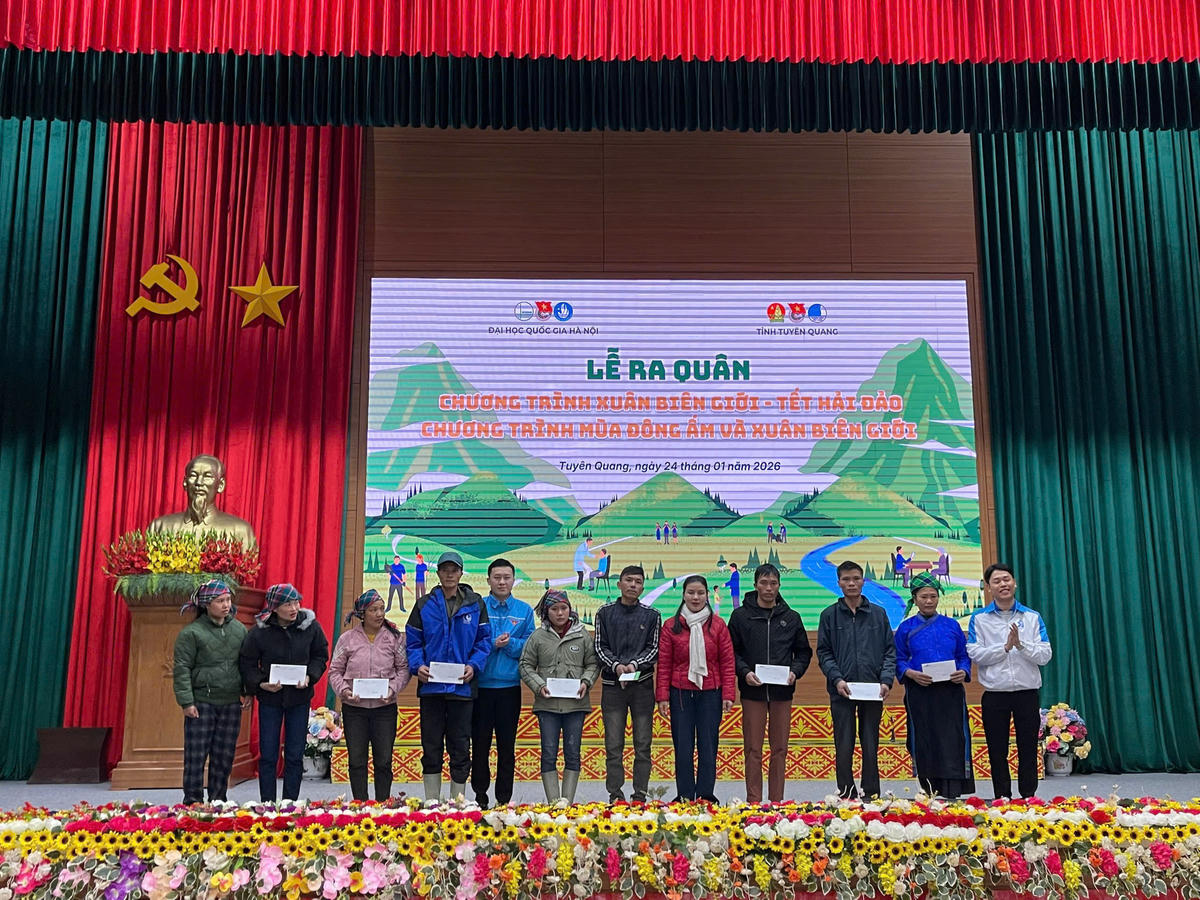 Chương trình tặng những suất quà ý nghĩa cho hộ gia đình có hoàn cảnh khó khăn. Ảnh: X.T