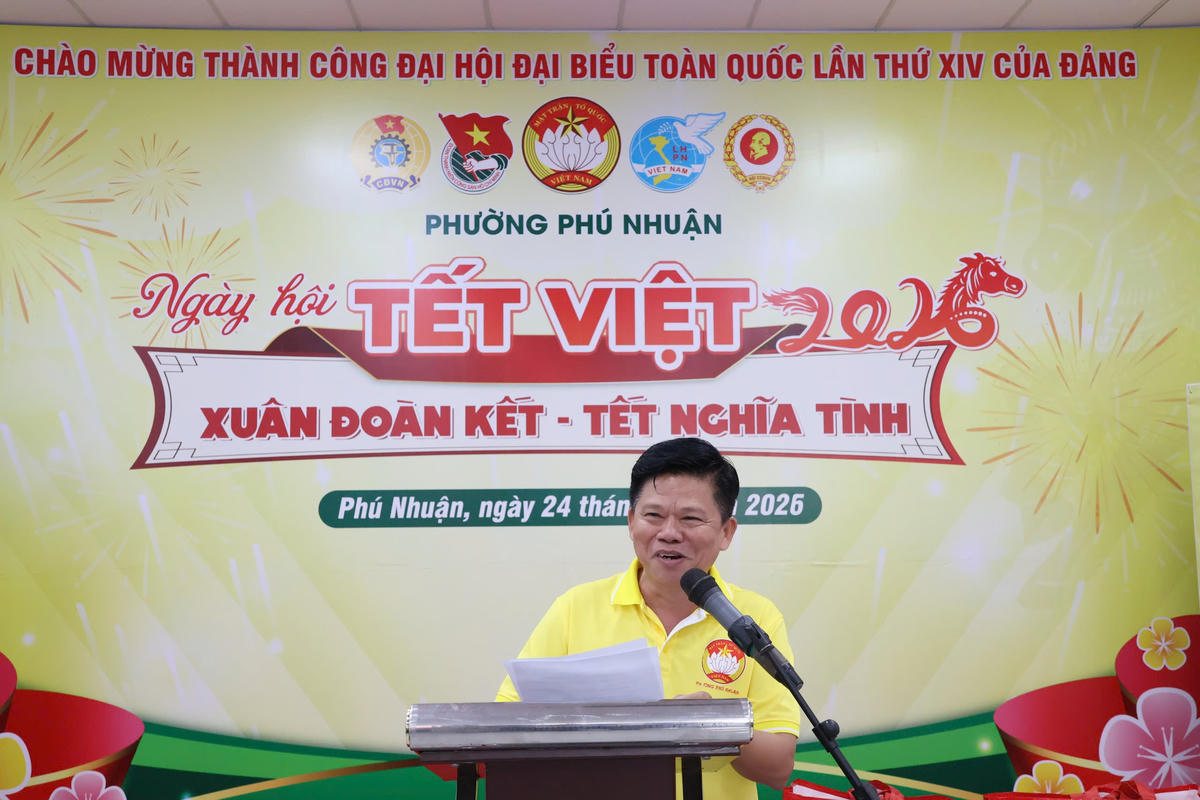 Ông Đinh Gia Huỳnh phát biểu chúc Tết cùng bà con tại Ngày hội. Ảnh: Q.Đ.