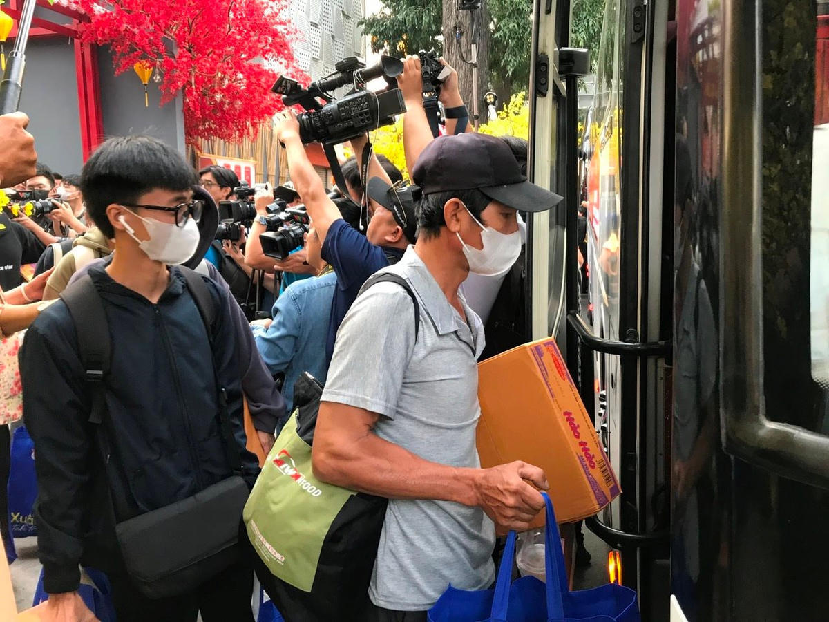 Có khá đông người lao động nghèo đến làm thủ tục và nhận vé về quê đón Tết. Ảnh: tư liệu Q.Đ.