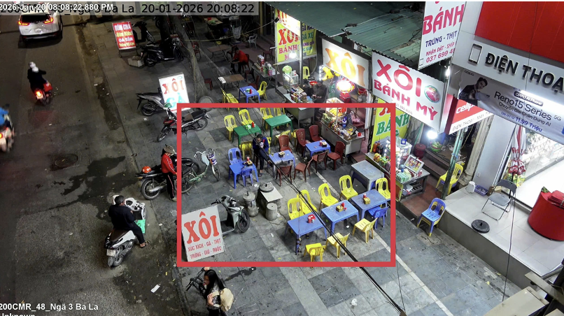 Vi phạm sử dụng trái phép vỉa hè để kinh doanh dịch vụ ăn uống tại khu vực cạnh số nhà 770 đường Quang Trung, ngã 3 Ba La, phường Phú La được camera ghi lại.