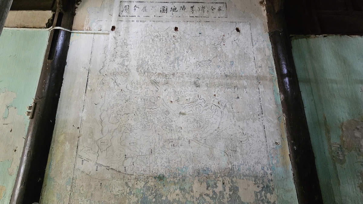 Trong quá trình vệ sinh, các người thợ đã phát hiện bức họa nghi là bản đồ cổ ở di tích Khâm Thiên Giám. Ảnh: N.L.