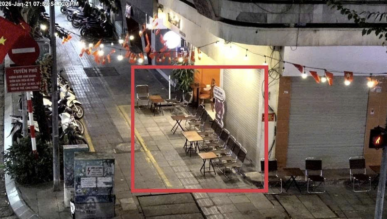 Vi phạm sử dụng trái phép vỉa hè để kinh doanh dịch vụ ăn uống tại khu vực trước cửa số 156 Phố Huế, phường Hai Bà Trưng.