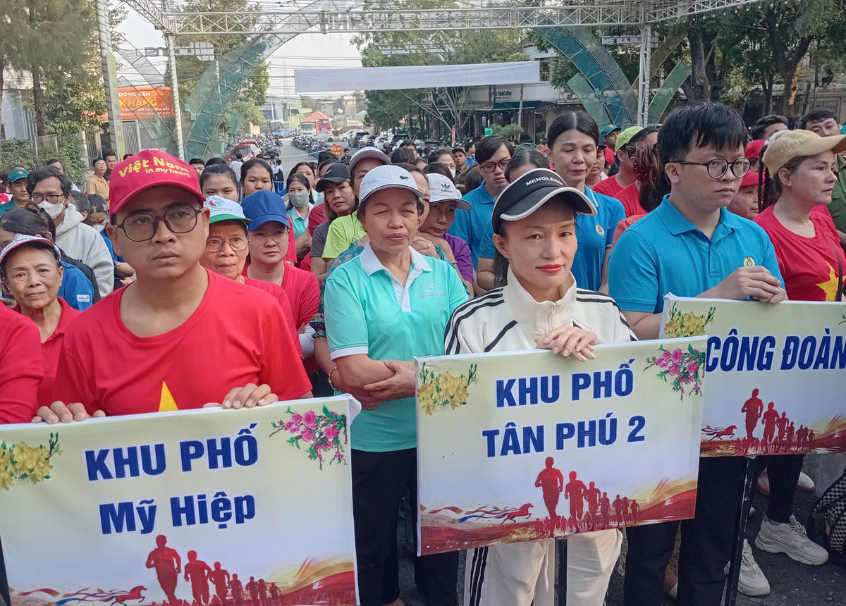 Ngày hội đi bộ thu hút đông đảo người dân các khu phố tham gia. Ảnh: H.V.