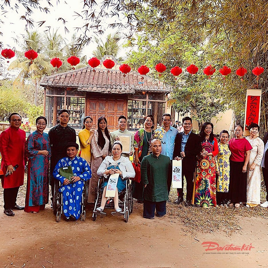 Các nghệ sĩ, đại biểu và nạn nhân da cam/dioxin tham gia giao lưu tại chương trình. Ảnh: Hồng Phúc