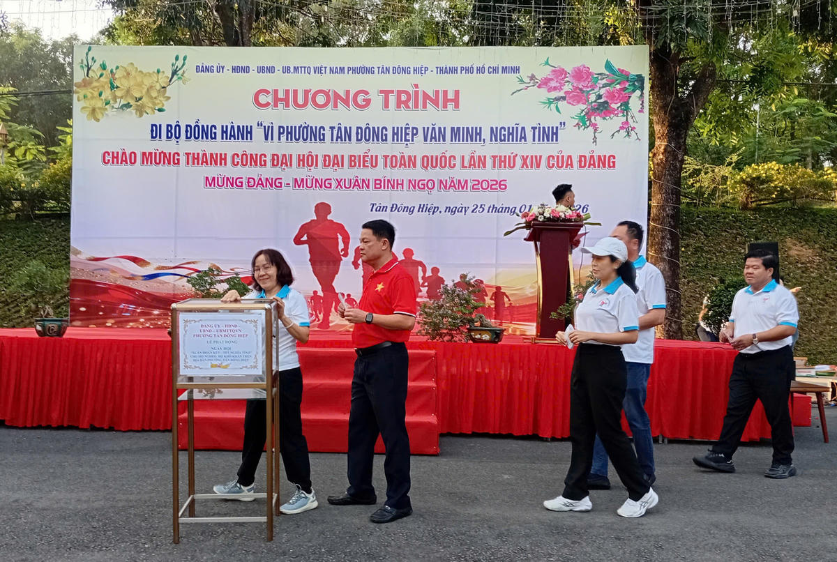 Lãnh đạo, cán bộ phường Tân Đông quyên góp kinh phí chung tay chăm lo Tết cho người nghèo tại Ngày hội. Ảnh: H.V.