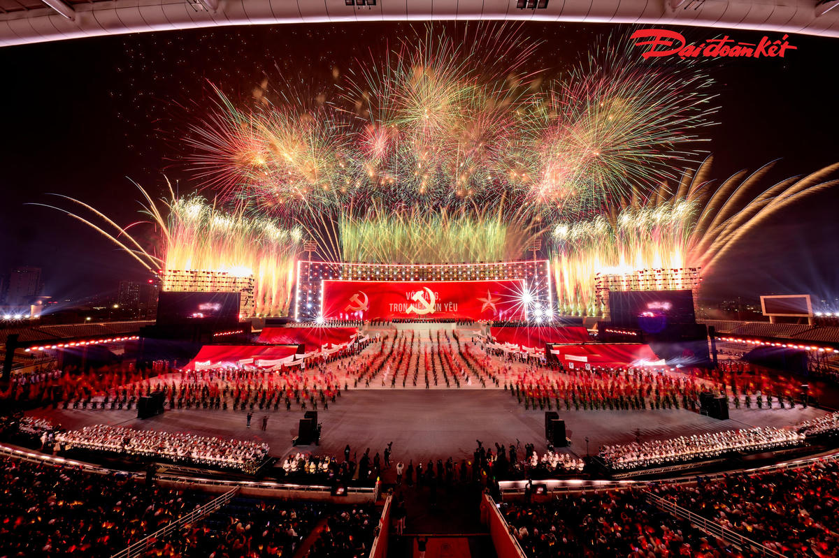 Pháo hoa rực rỡ trên bầu trời Hà Nội chào mừng thành công Đại hội lần thứ XIV của Đảng. Ảnh: Lê Khánh.