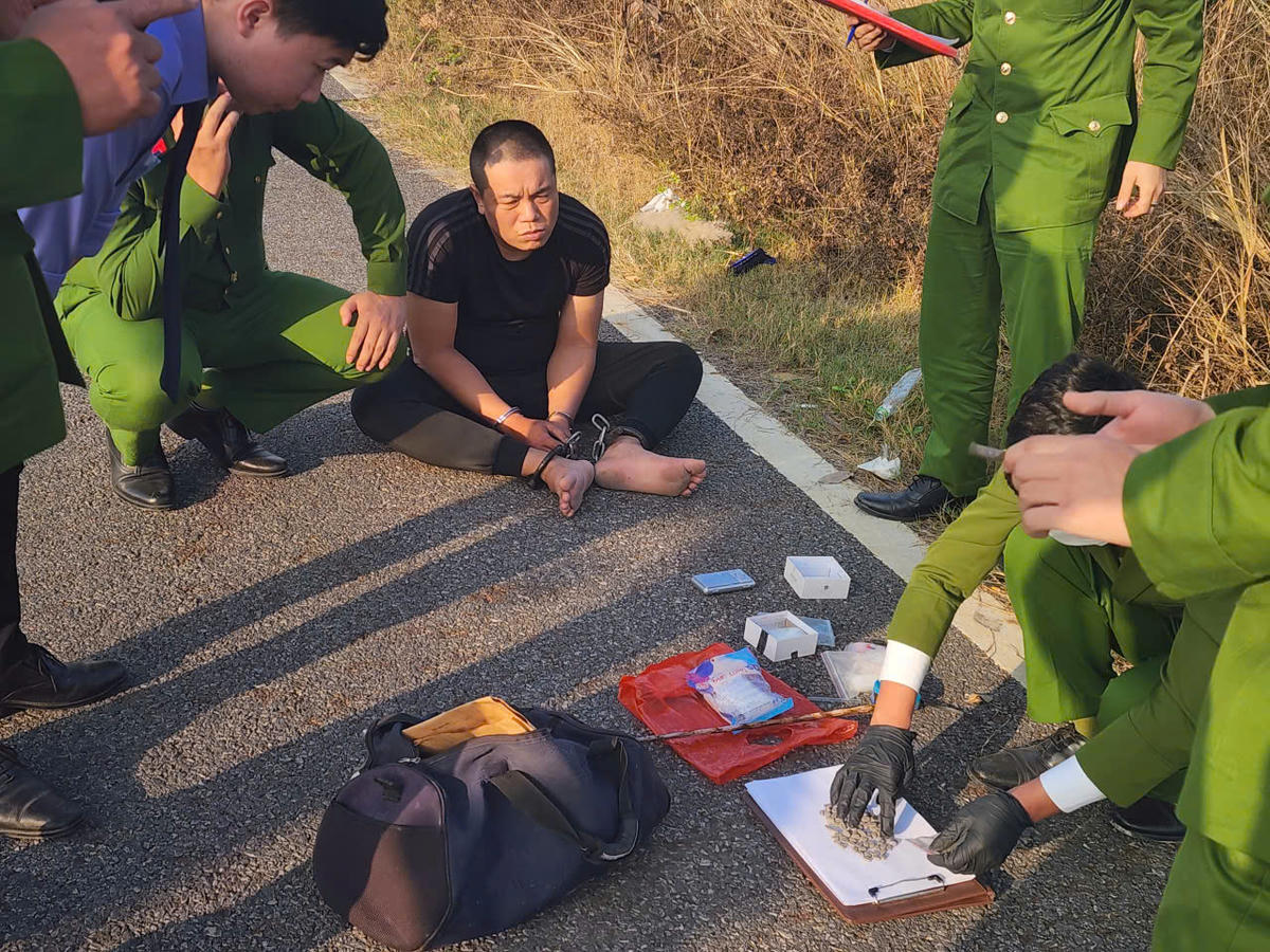 Lực lượng Công an bắt giữ Nguyễn Viết Hùng, đối tượng cầm đầu đường dây mua bán trái phép chất ma túy. Ảnh: Nguyễn Khánh.