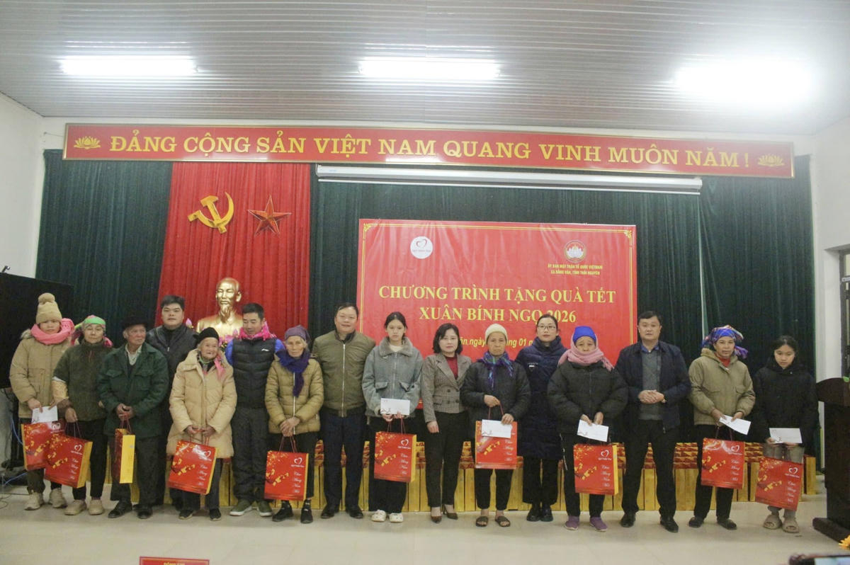 Bà&nbsp;Nguyễn Thị Phương Nga, Phó Chủ tịch Ủy ban MTTQ Việt Nam tỉnh Thái Nguyên tặng quà cho người dân xã Ngân Sơn. Ảnh: Thu Huệ.