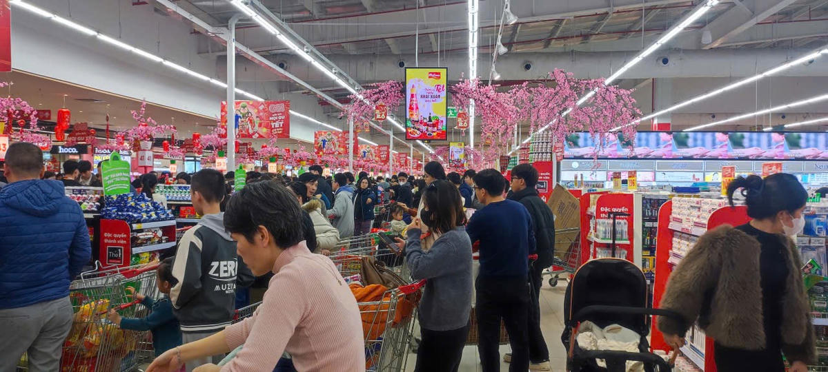 Dù còn 1 tháng nữa mới đến Tết nhưng hàng hóa tại các siêu thị đã khá đa dạng.