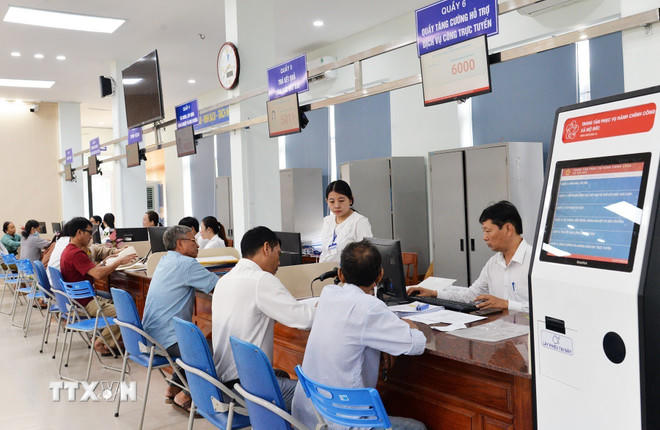 Trung tâm Phục vụ hành chính công xã Mộ Đức, Quảng Ngãi giải quyết hồ sơ cho hàng chục người dân mỗi ngày. (Ảnh: Đinh Hương/TTXVN).